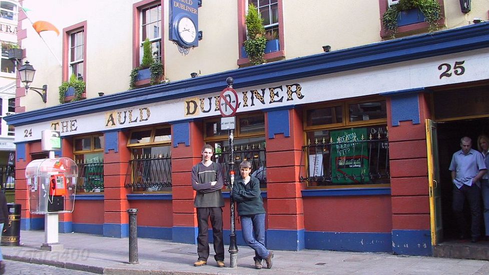 11-Trent & Heidi check out one of many Irish pubs.JPG